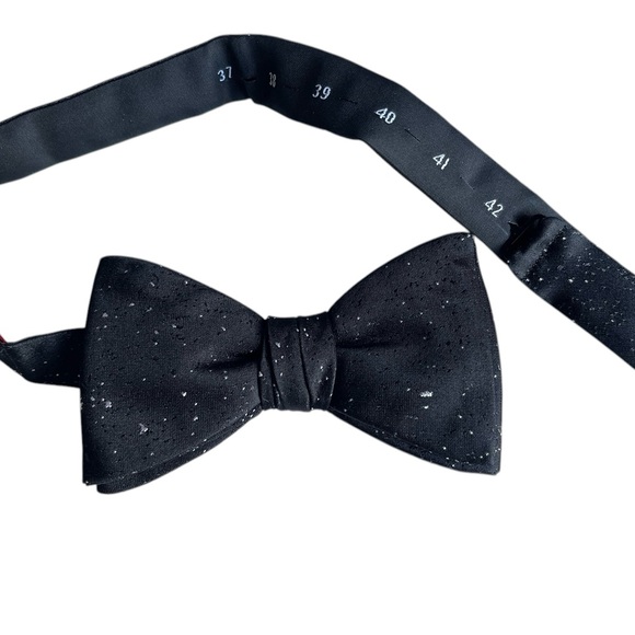 HUGO BOSS Pre tied 100% Silk Bow Tie - Picture 1 of 3
